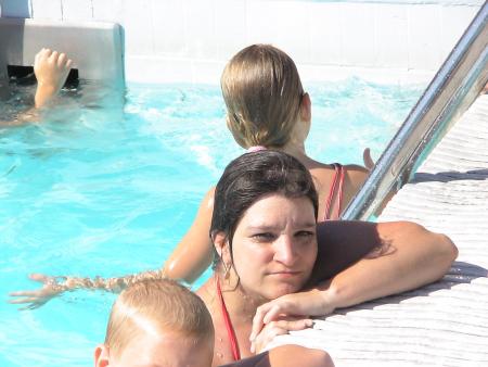 bella à la piscine